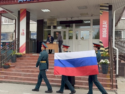 Исполнение гимна России и поднятие флага