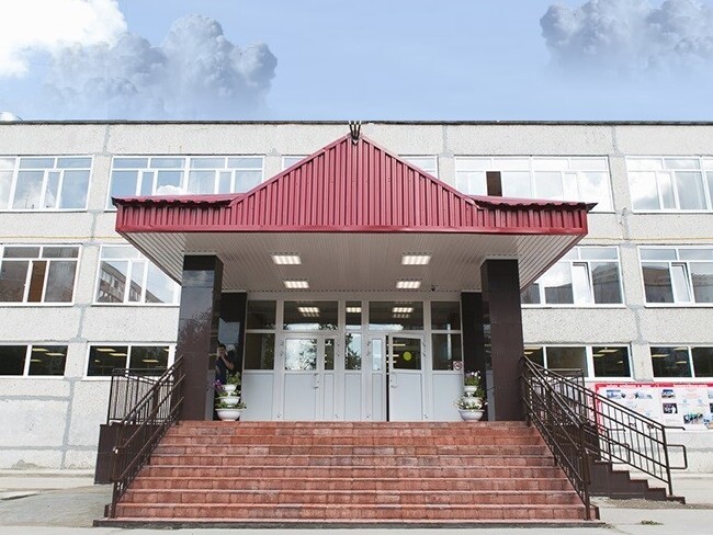 Центральный вход в МБОУ СОШ №19